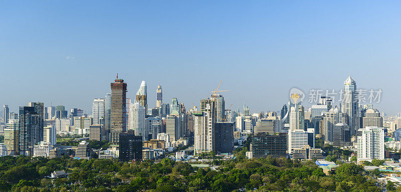 Silom City Skyline和Lumphini Park的全景，曼谷，泰国。